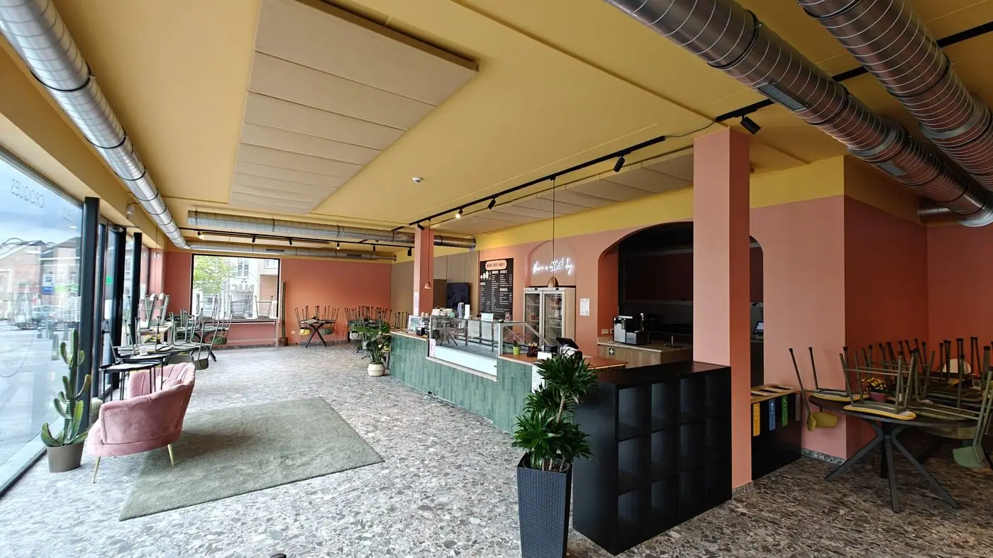 Brasserie met plafondpanelen