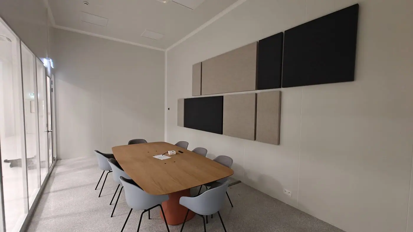 Wandcompositie in zwart en beige in een vergaderzaal
