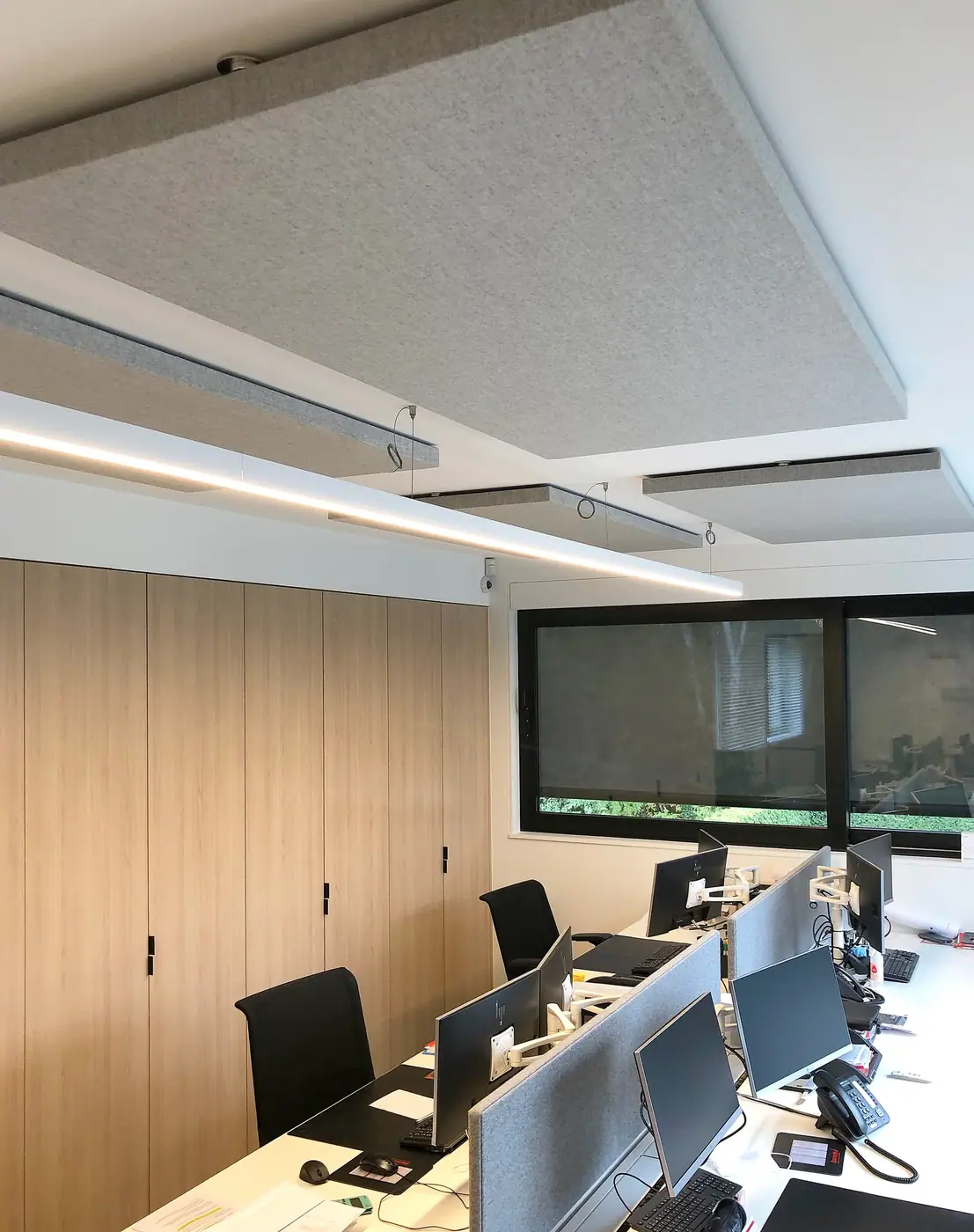 Werkplekken met plafondpanelen