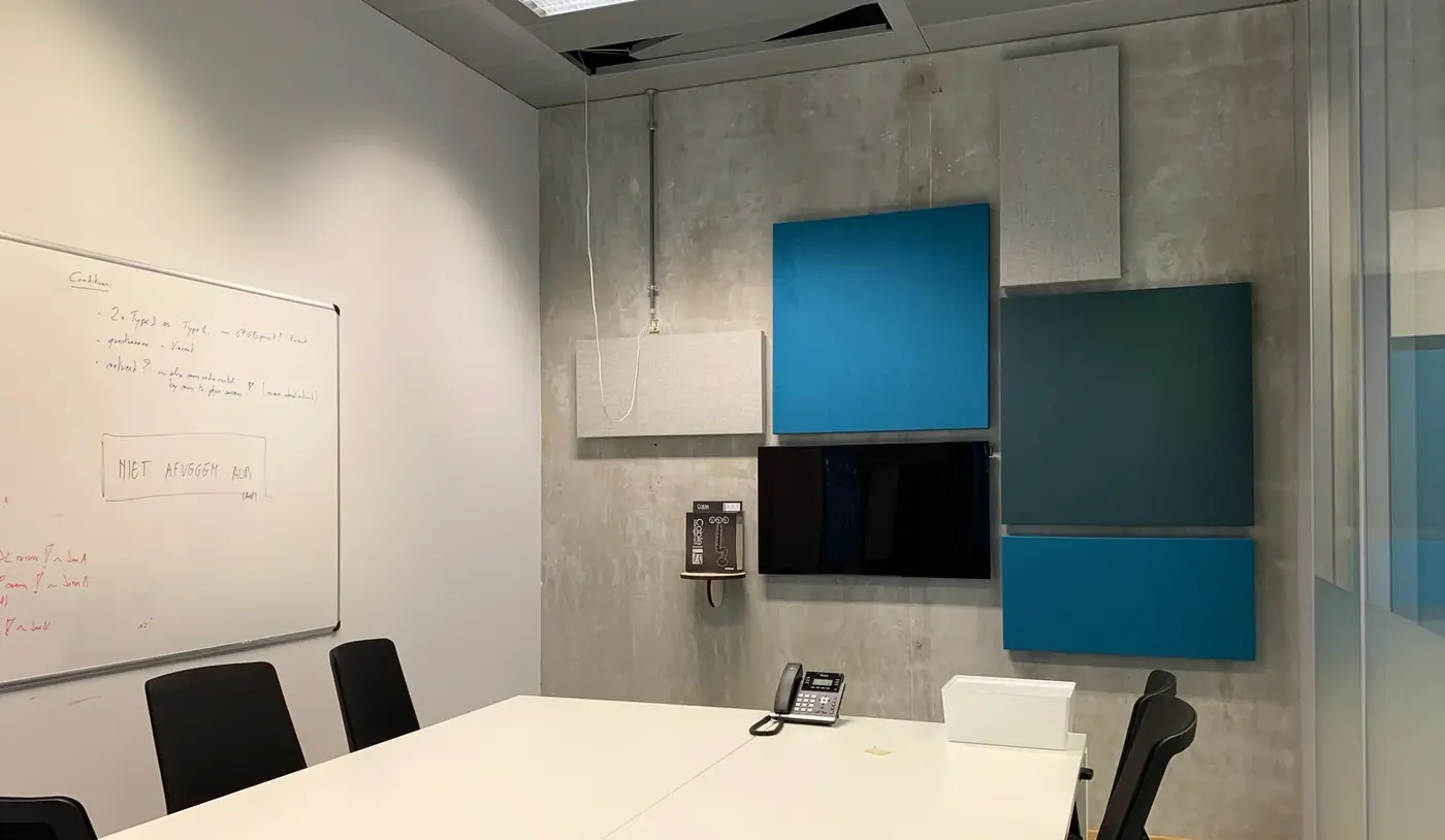 Vergaderzaal met wandpanelen