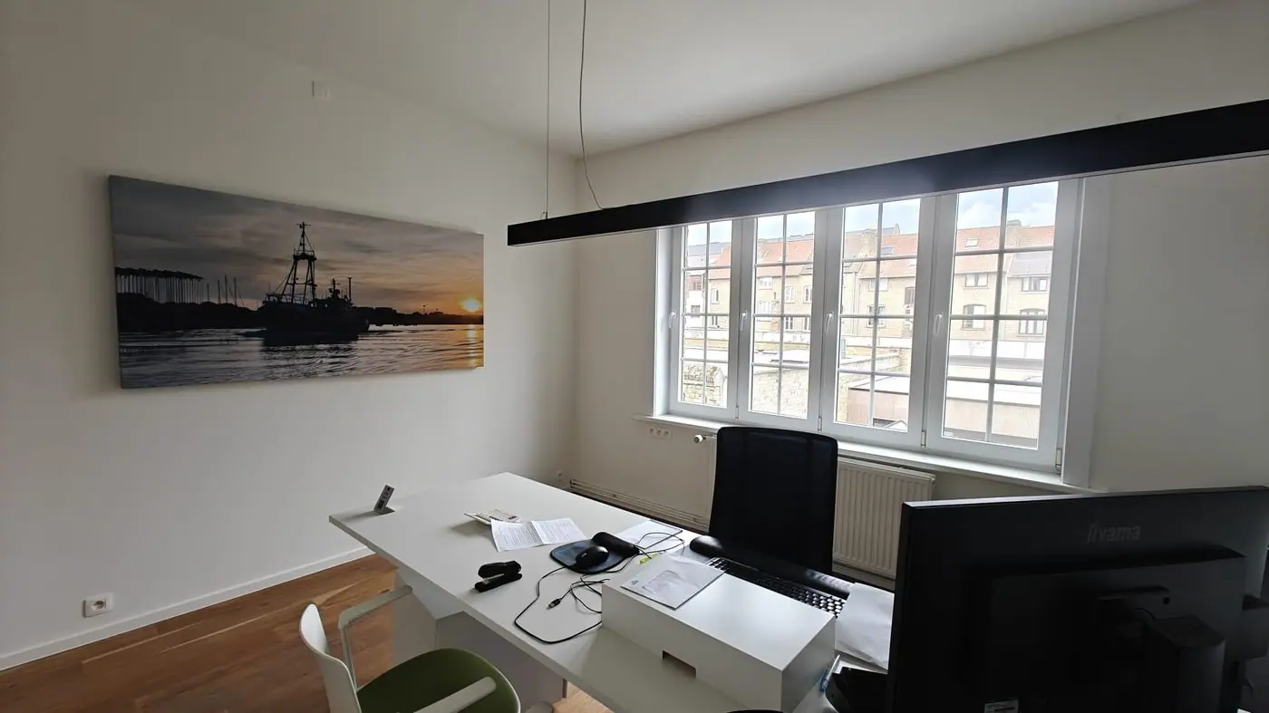 Bureau met een fotopaneel van een boot