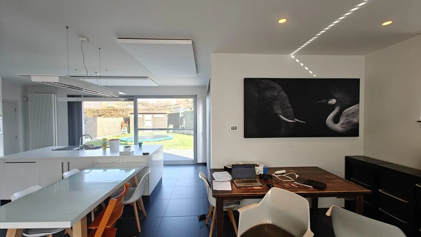 Keuken met een fotopaneel van een kunstwerk