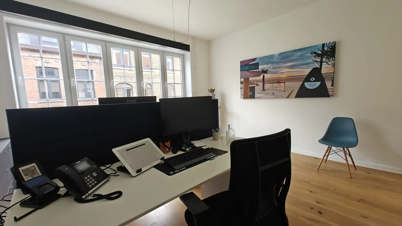 Bureau met een fotopaneel van een strand