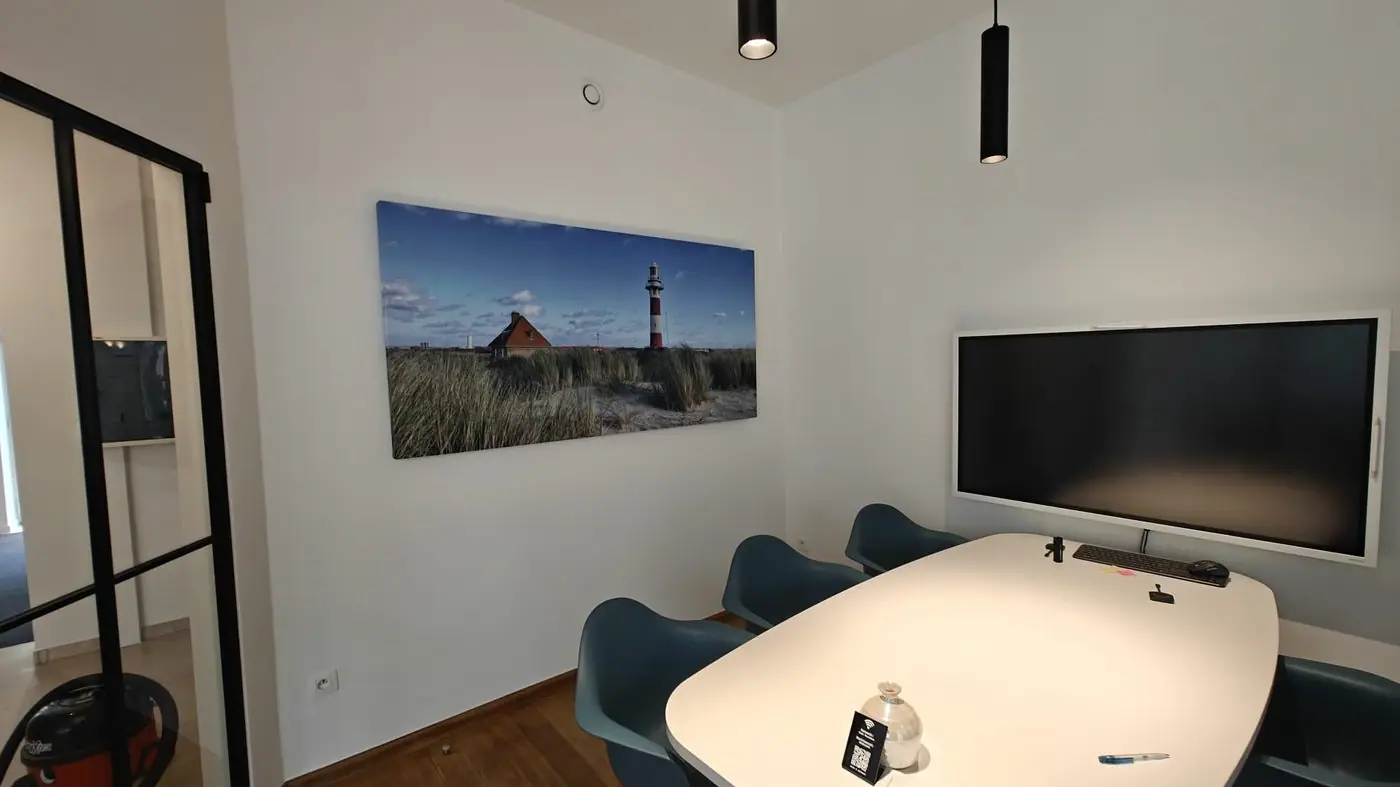 Vergaderzaal met een fotopaneel van een vuurtoren