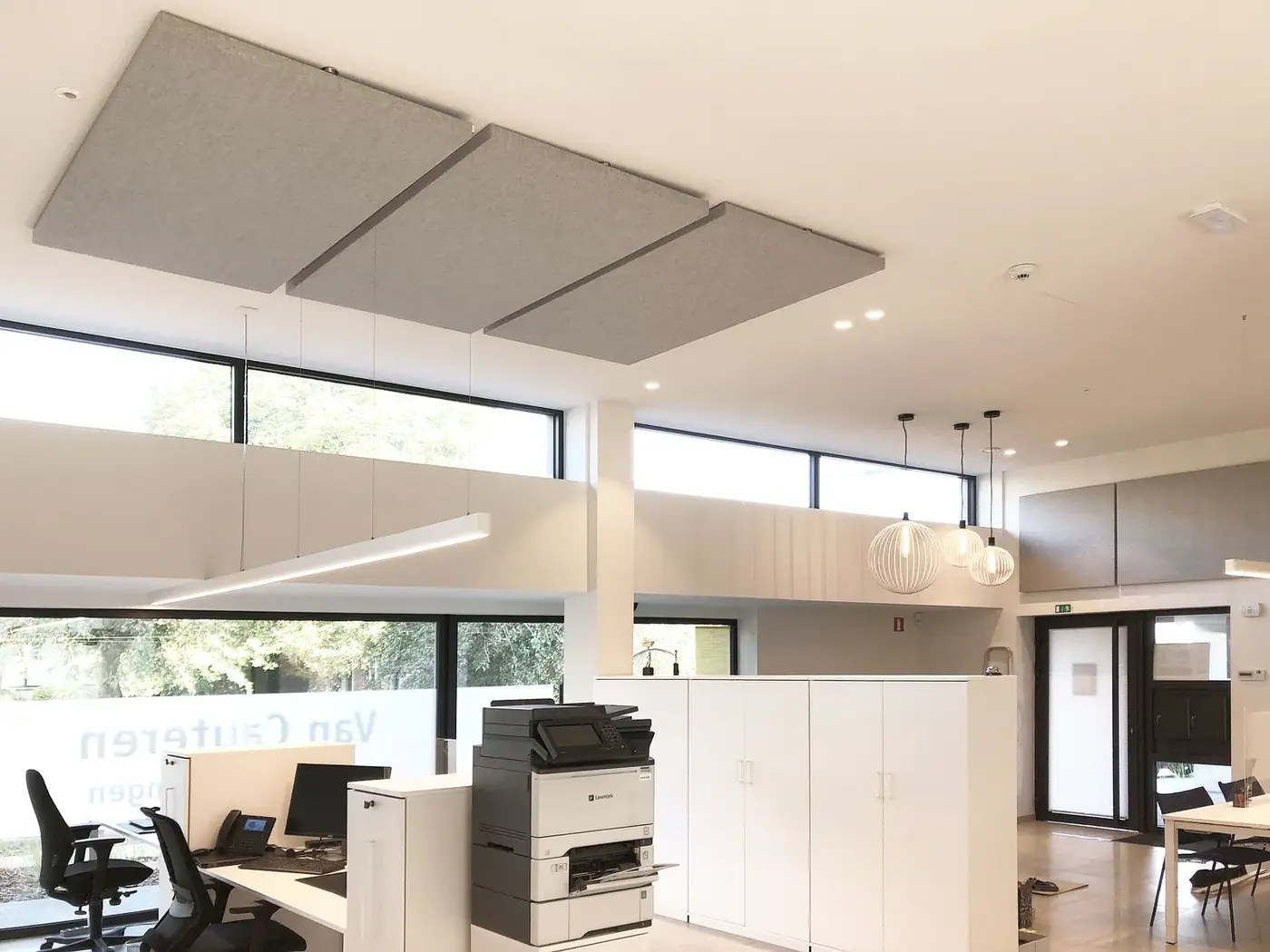 Plafondpanelen boven werkplekken