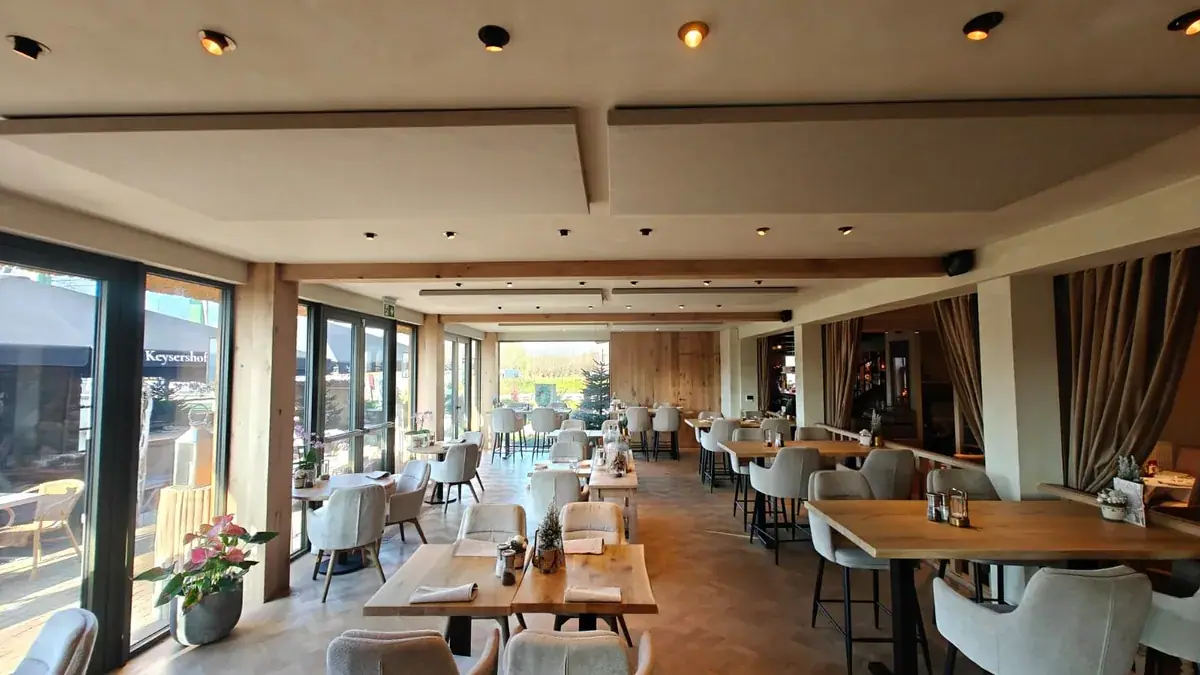 Restaurant met akoestische plafondpanelen
