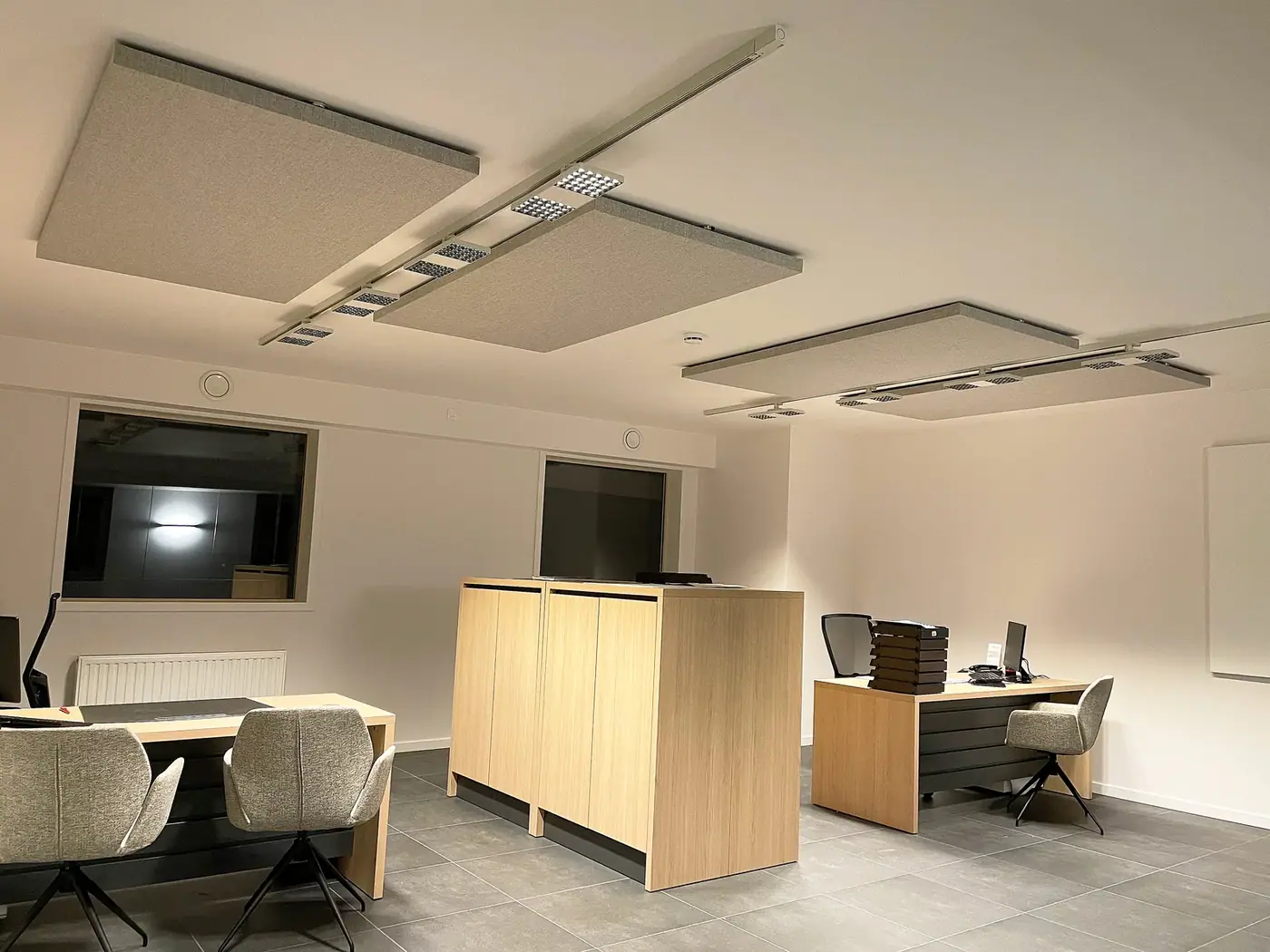 Kantoor met plafondpanelen