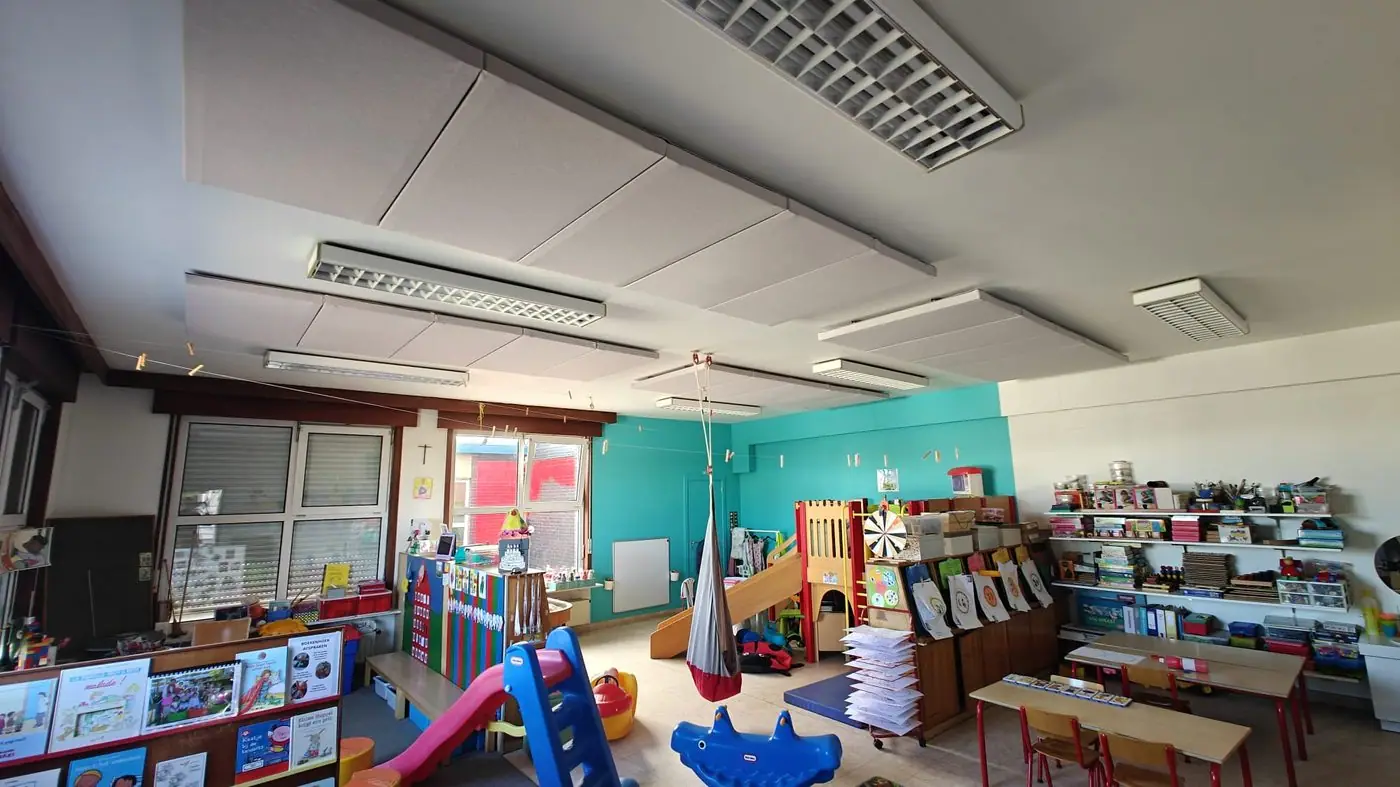Kleuterklas met akoestische plafondpanelen