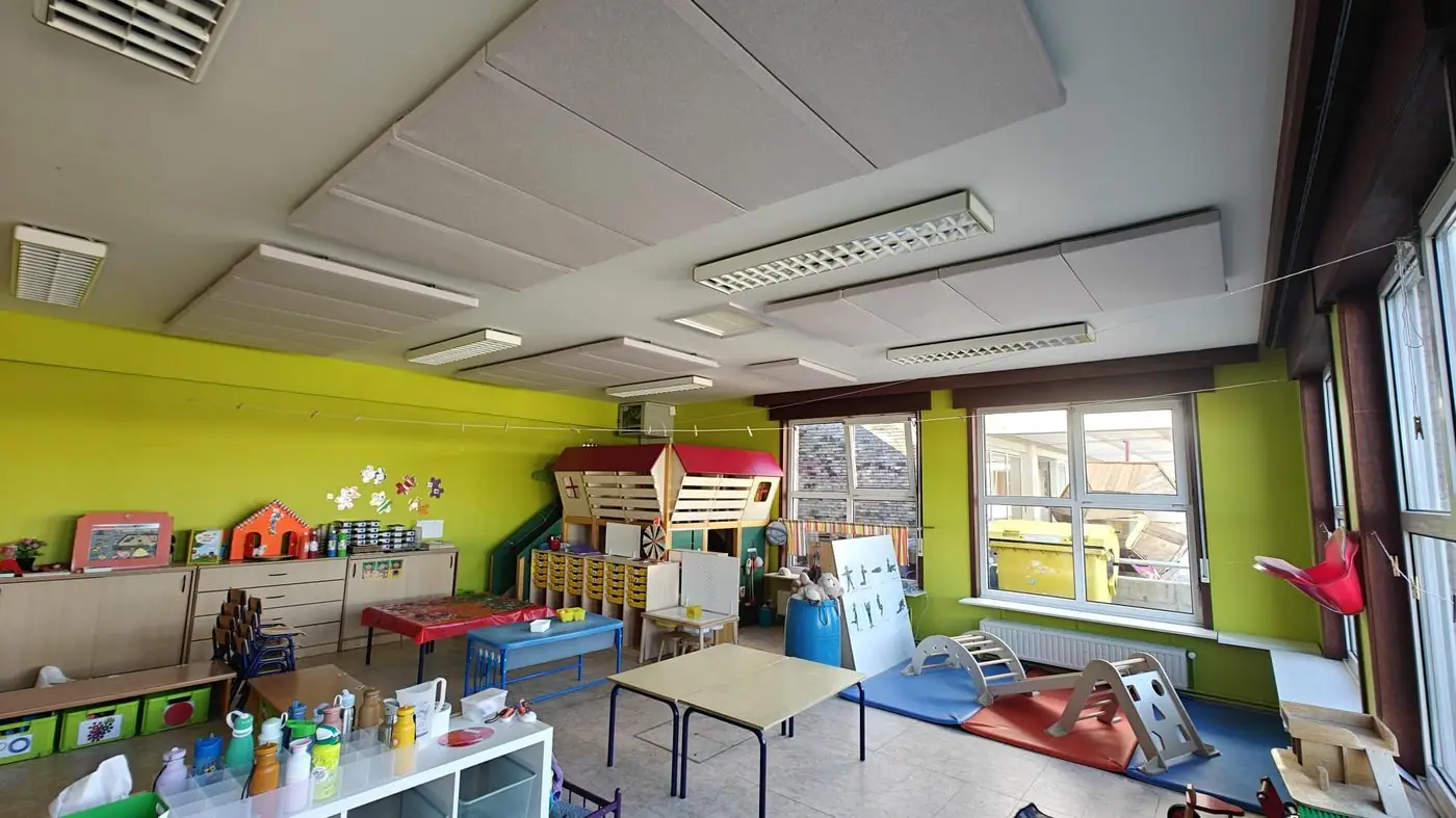 Kleuterklas met plafondpanelen