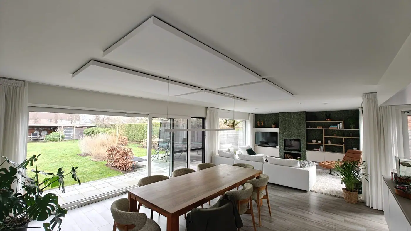Open leefruimte met plafondpanelen