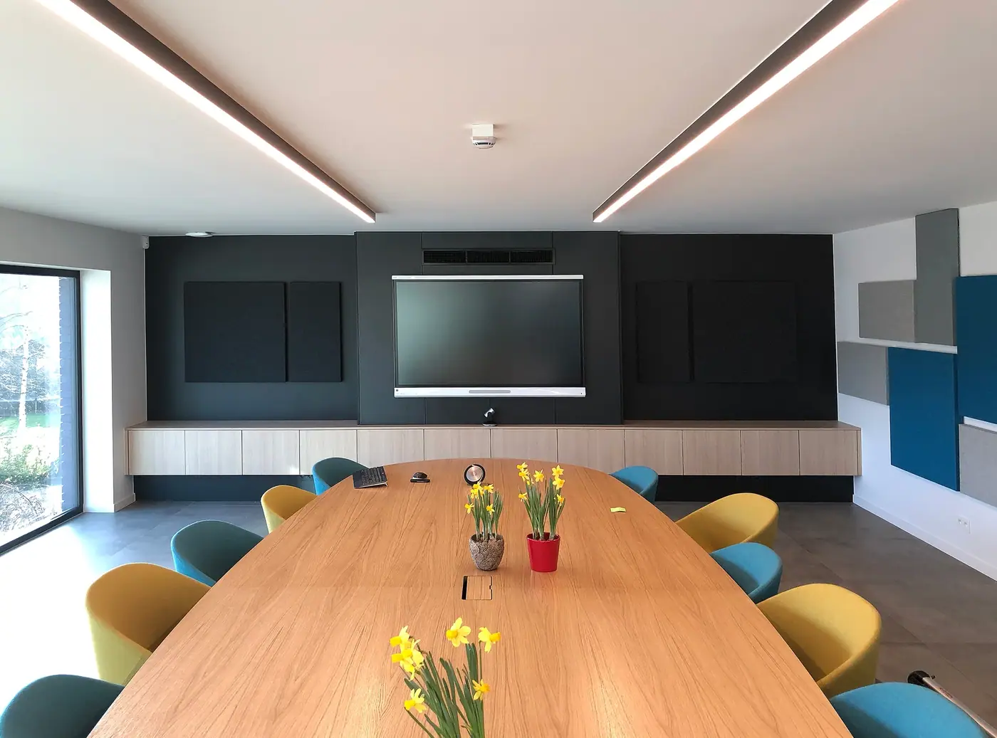 Vergaderruimte met wandpanelen in blauw en grijs