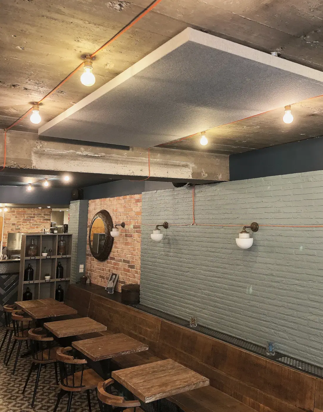Plafondpanelen in een restaurant met bakstenen muur