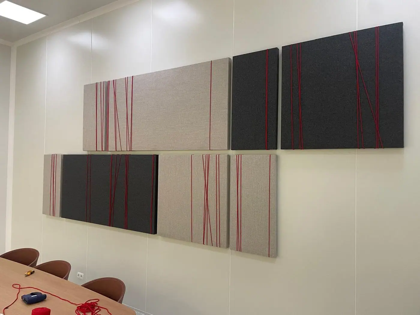 Panelen met artistieke omwikkeling in rood koord