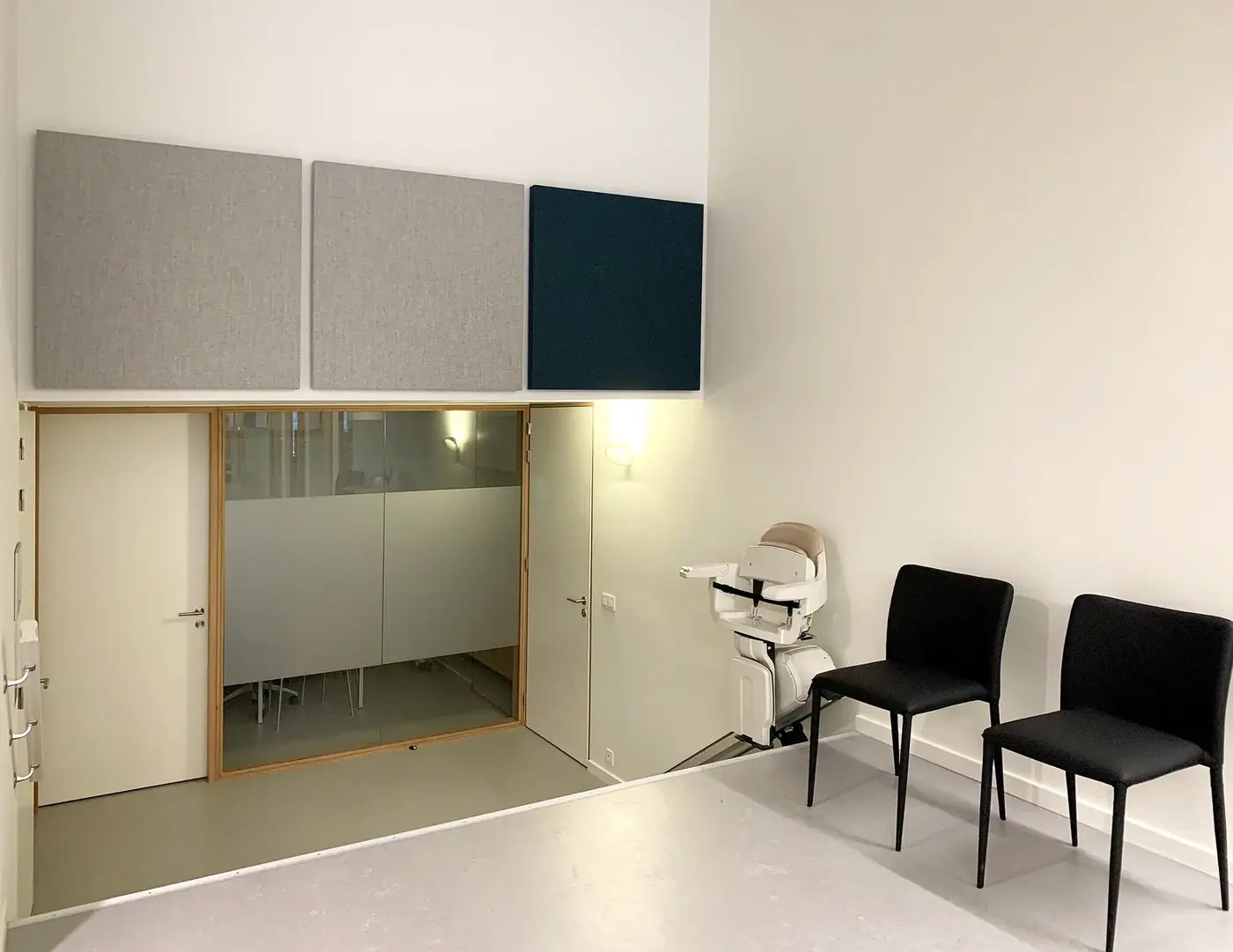 Wachtruimte met akoestische wandpanelen