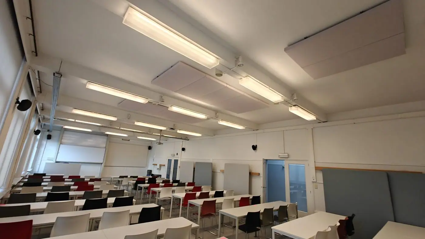 Opleidingslokaal met plafondpanelen