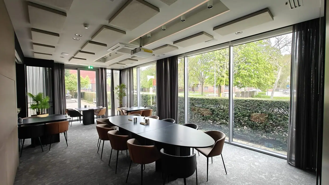 Vergaderzaal met plafondpanelen