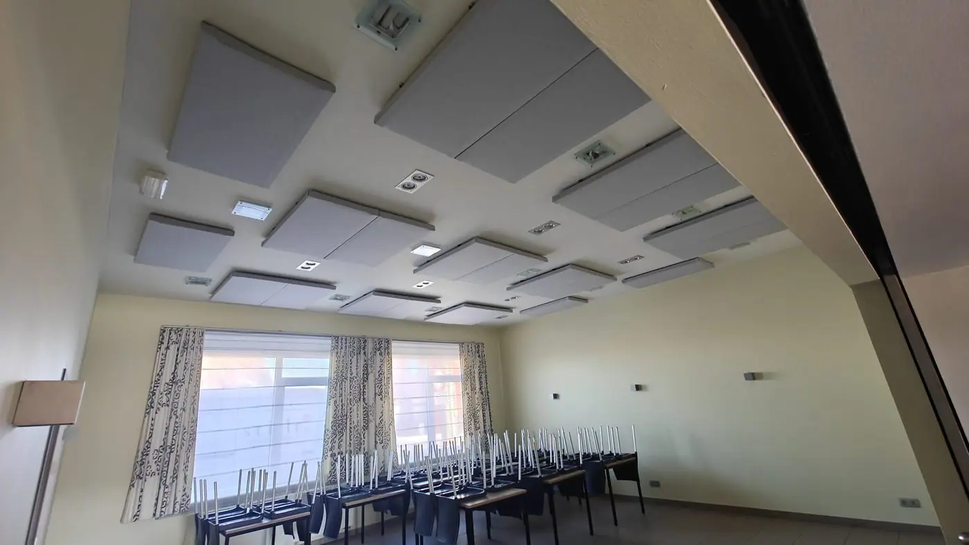 Refter met plafondpanelen