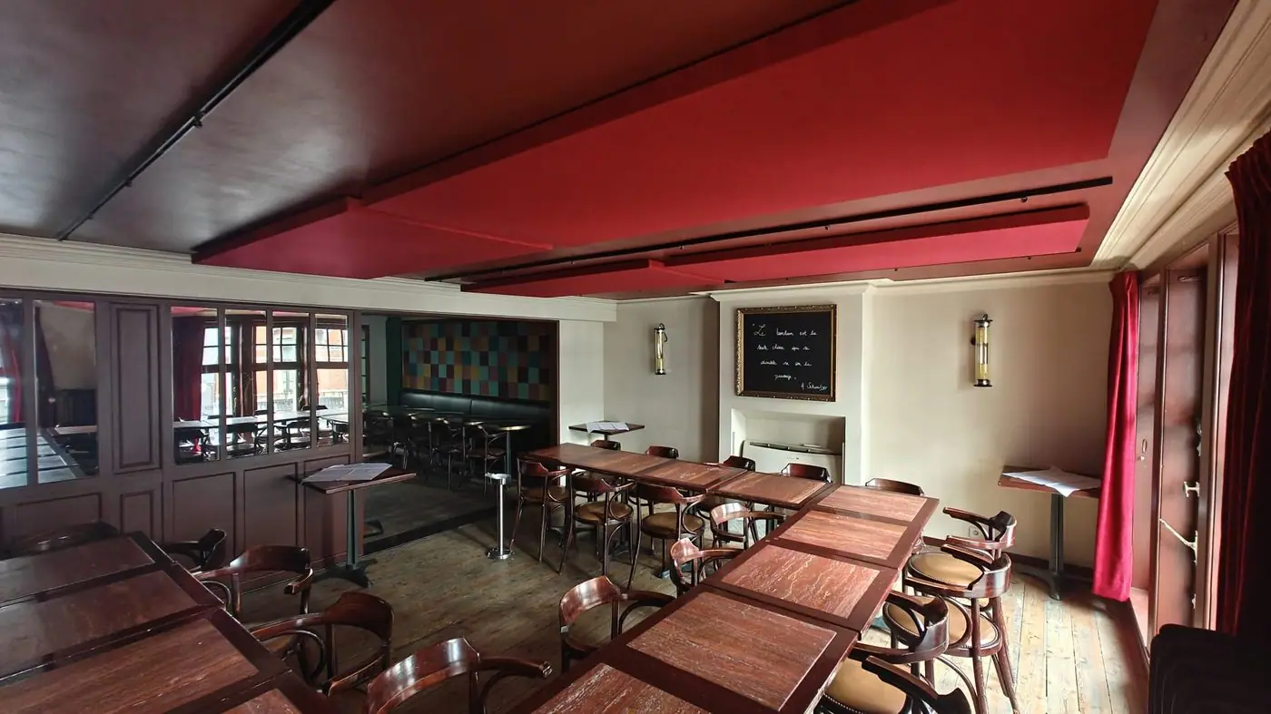 Rode plafondpanelen in een restaurant