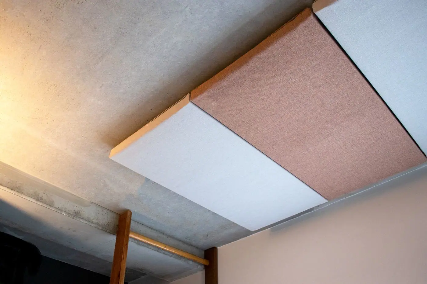 S-panelen in twee kleuren tegen een plafond