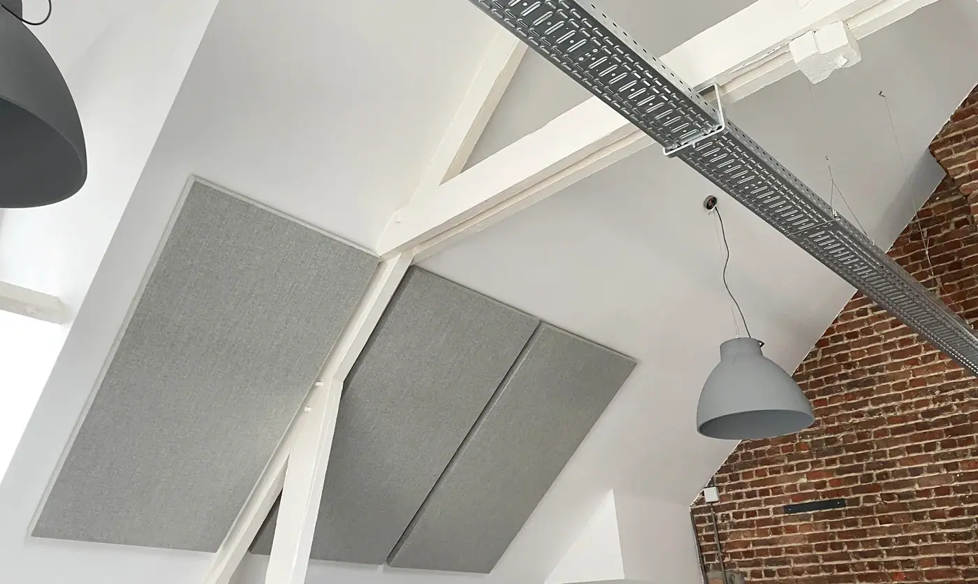 Akoestische panelen onder een schuin dak