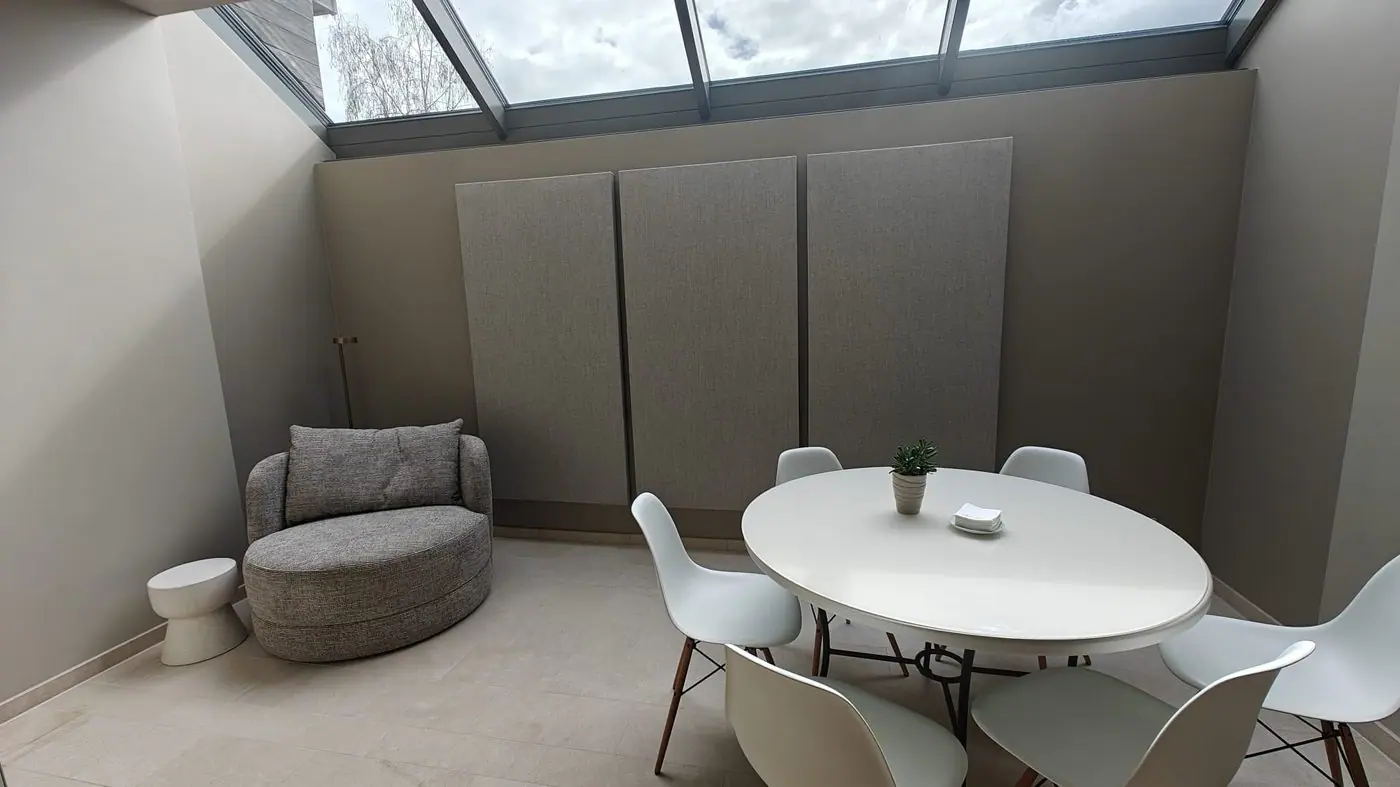 Lounge met hoge wandpanelen